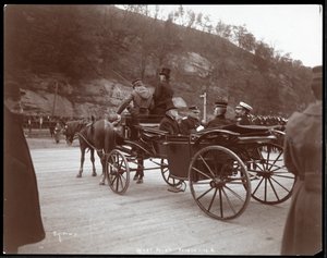 Vista de militares, incluindo o contra-almirante Robley Dunglison Evans e o príncipe em uma carruagem em West Point, 1905 (impressão em gelatina de prata)
